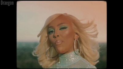 Кошка в Doja хочет твою сперму