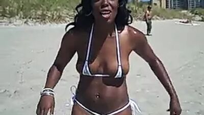 Бикини Lezli такое маленькое, что ничего не покрывается!