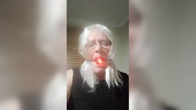 Daisy с кляпом-шариком для селфи-гея