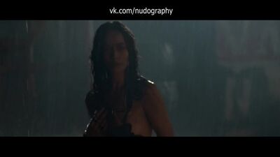 Мун Бладгуд (Moon Bloodgood) голая в фильме "Терминатор: Да придёт спаситель" (Terminator Salvation, 2009, МакДжи)