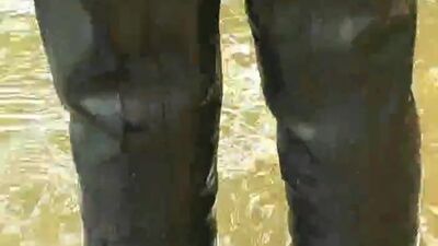 Девушка в гидрокостюме и резине в флисовой мягкой одежде, фетиш раниги