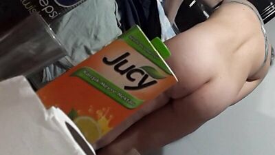 Обнаженная подруга без дна показывает большую задницу