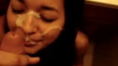 19-летняя подруга-латина делает минет с камшотом на лицо в видео от первого лица