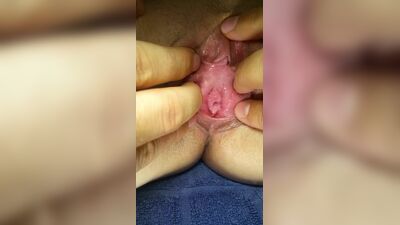 Тщательный осмотр киски молодой женщины