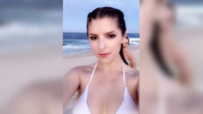 Селфи Anna Kendrick на пляже с подругой на пляже