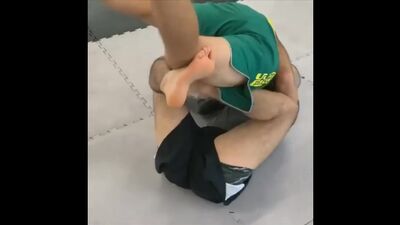 Выход за спину с помощью арм-дрэга из баттерфляй-гарда от Абеля ds[jl pf cgbye c gjvjom. fhv-lh'uf bp ,fnnthakzq-ufhlf jn f,tkz