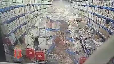 На складе в Красноярске обрушились стеллажи с алкоголем [NR]