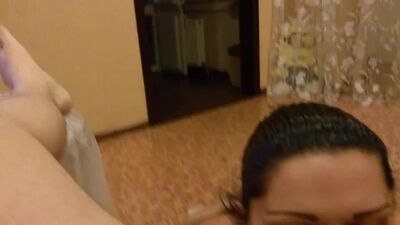 Лизала очко пацану, а он ей кончил в рот