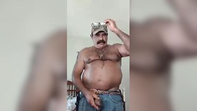 Зрелая мексиканская с усами дрочит и кончает