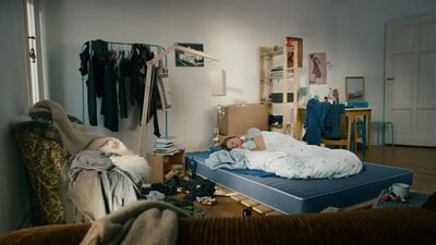 Еротические сцены в кино, засветы трусиков. Фильм Чертов Берлин