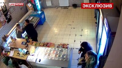 Охранник магазина отнял у дебошира пистолет и поставил его в угол