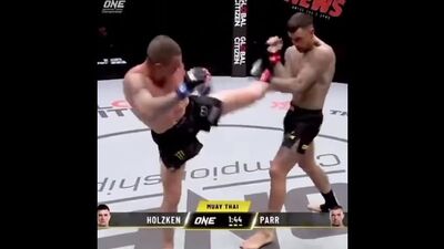 Ники Хольцкен роняет Джона Уэйна Парра, 21.04.21