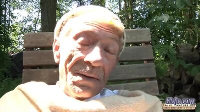 Старый бомж трахает молодую блондинку в анал