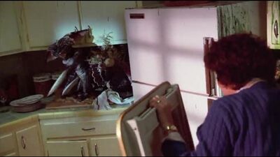 Зак Гэллиган и Фрэнсис Ли МакКейн - Битва на кухне (Гремлины)