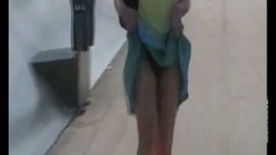 Ветер юбку поднимает, видео под юбкой