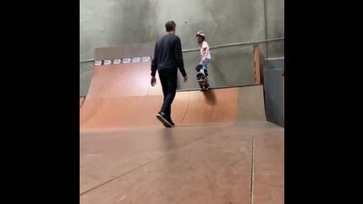 Тони Хоук решил научить кататься на скейтборде свою дочь [NR]