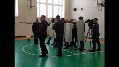 В ХМАО школьники-"силовики" отрабатывали задержания "протестующих" на своих одноклассниках.