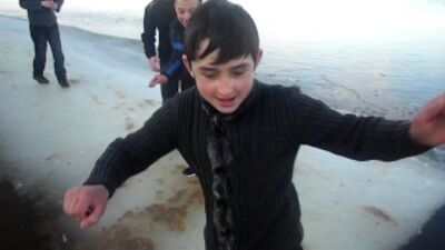 ★ЛУЧШИЕ ПРИКОЛЫ 2013★Приключения школоло на льду МАЛОЛЕТКИ ТУПЫЕ ЛДНИМ СЛОВОМ ДОЛБОЕБЫ НА ЛЬДУ