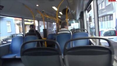 Минет в автобусе. Подрочила парню. Подрочила в автобусе. Дрочит парню. Публичный (1)