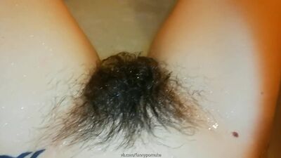 Торчащий клитор в густых зарослях.