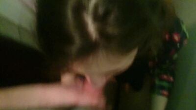 Бухая сосет у меня