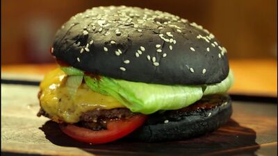Бургер на черной булочке с кабачком