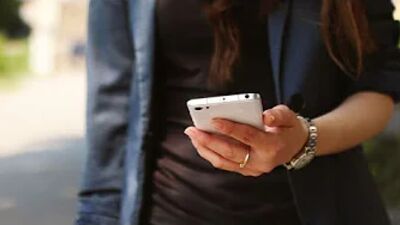 «Легальный шпионаж». Что можно узнать о человеке по данным, которые собирают через смартфоны