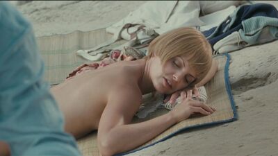 Мина Сувари (Mena Suvari) голая в фильме «Эдемский сад» (2008)