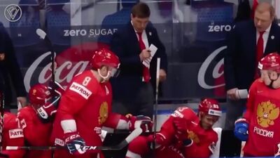 Овечкин спас партнера по сборной, поймав летевшую ему в лицо шайбу. Видимо, не поленился прокачать и реакцию