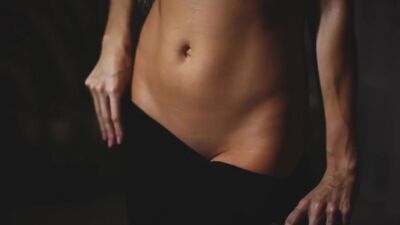 Обнаженная девушка и красивая музыка