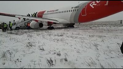 В Белгороде самолет SSJ-100 авиакомпании Red Wings выкатился за пределы ВПП